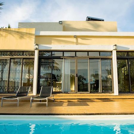 Villa Angelou - Sunlit Beach Getaway With Pool And Wifi Belle Mare Luaran gambar