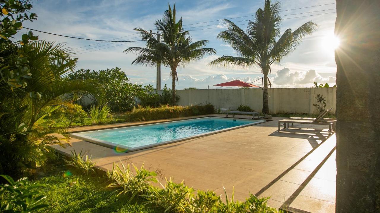 Villa Angelou - Sunlit Beach Getaway With Pool And Wifi Belle Mare Luaran gambar