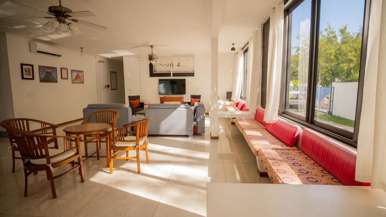 Villa Angelou - Sunlit Beach Getaway With Pool And Wifi Belle Mare Luaran gambar