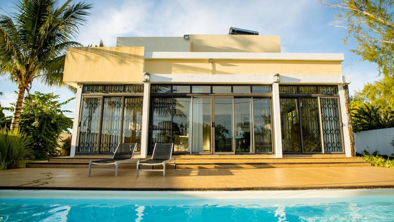 Villa Angelou - Sunlit Beach Getaway With Pool And Wifi Belle Mare Luaran gambar