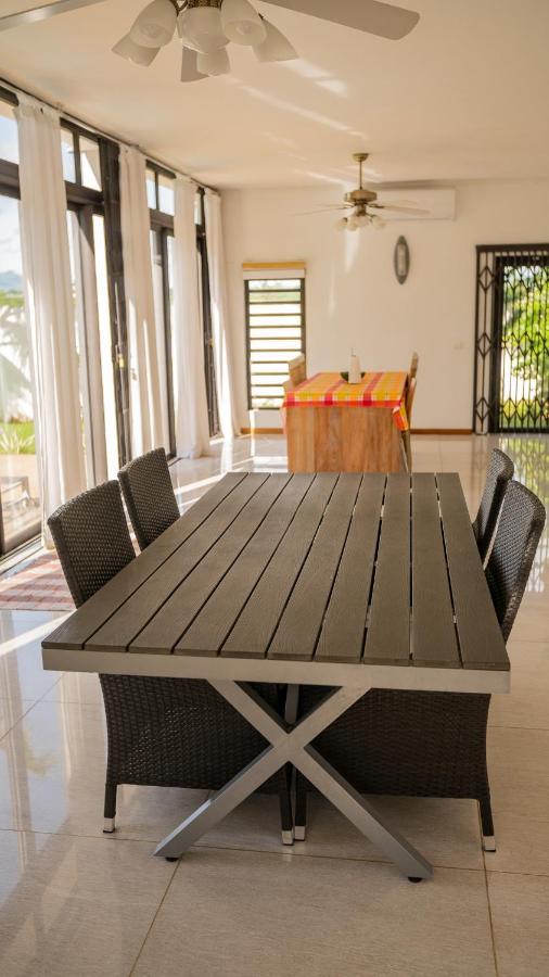 Villa Angelou - Sunlit Beach Getaway With Pool And Wifi Belle Mare Luaran gambar