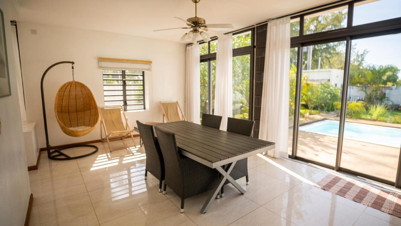 Villa Angelou - Sunlit Beach Getaway With Pool And Wifi Belle Mare Luaran gambar