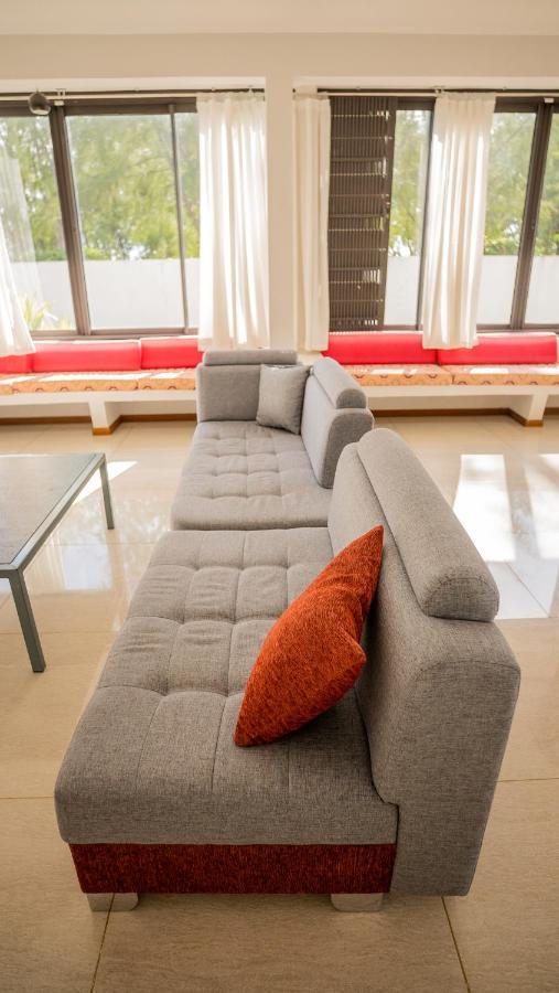 Villa Angelou - Sunlit Beach Getaway With Pool And Wifi Belle Mare Luaran gambar