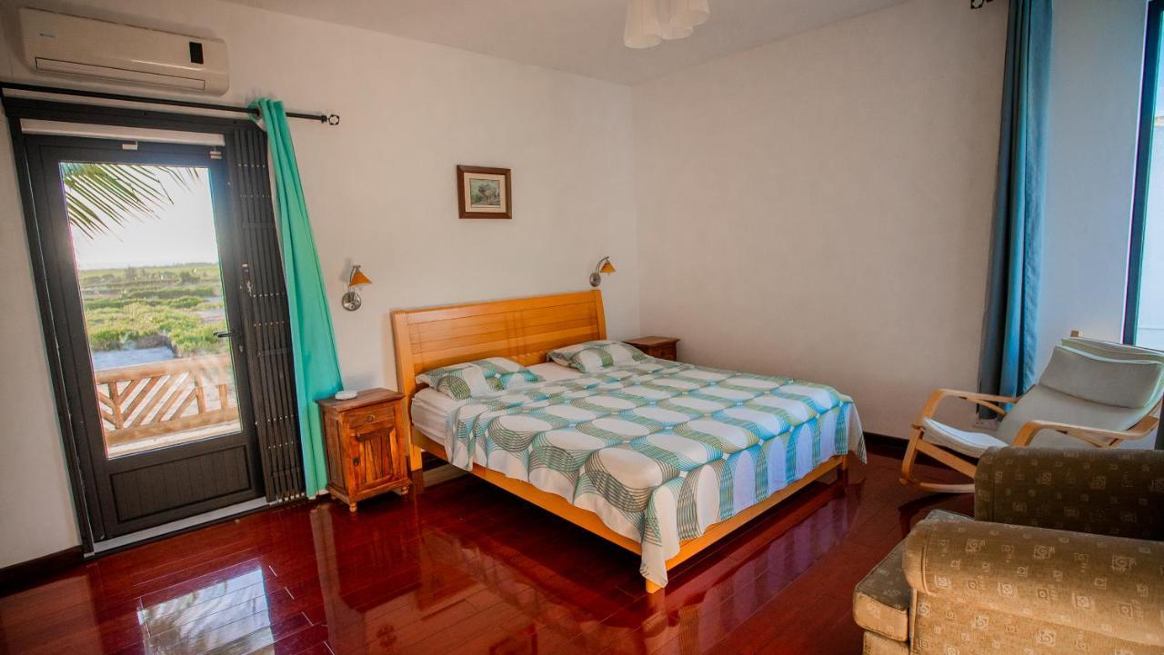 Villa Angelou - Sunlit Beach Getaway With Pool And Wifi Belle Mare Luaran gambar