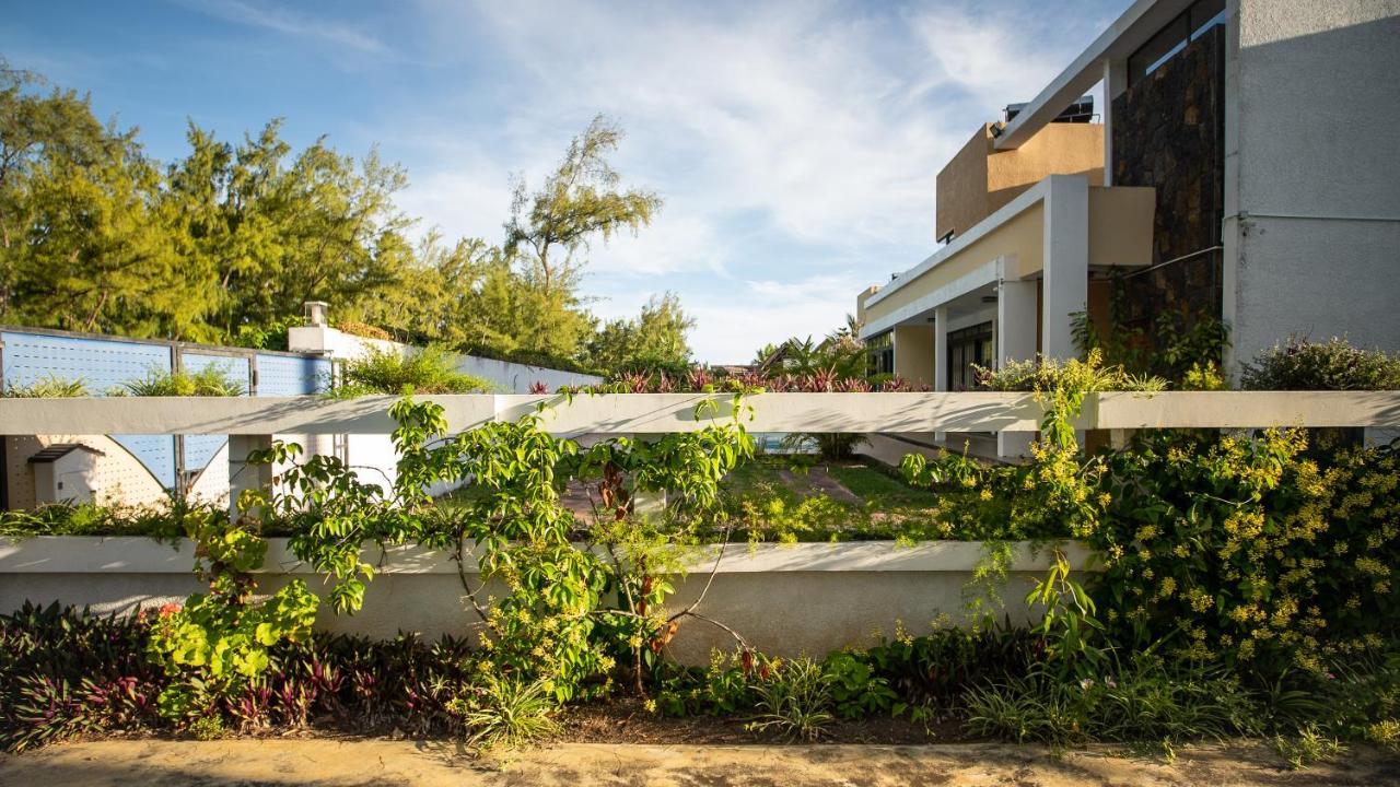 Villa Angelou - Sunlit Beach Getaway With Pool And Wifi Belle Mare Luaran gambar
