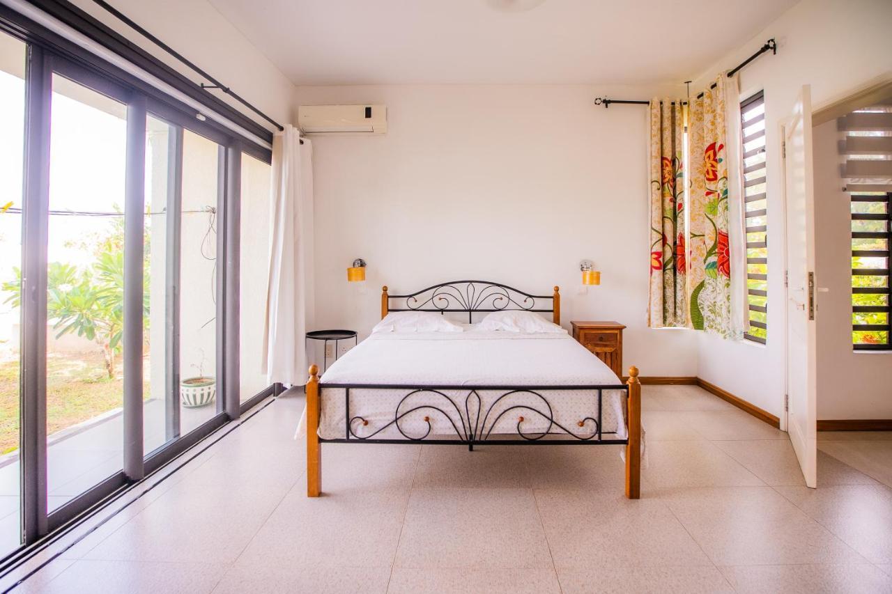Villa Angelou - Sunlit Beach Getaway With Pool And Wifi Belle Mare Luaran gambar