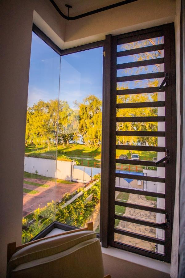 Villa Angelou - Sunlit Beach Getaway With Pool And Wifi Belle Mare Luaran gambar