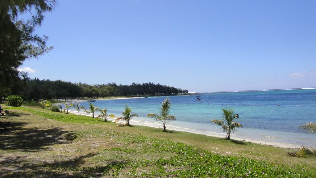 Villa Angelou - Sunlit Beach Getaway With Pool And Wifi Belle Mare Luaran gambar